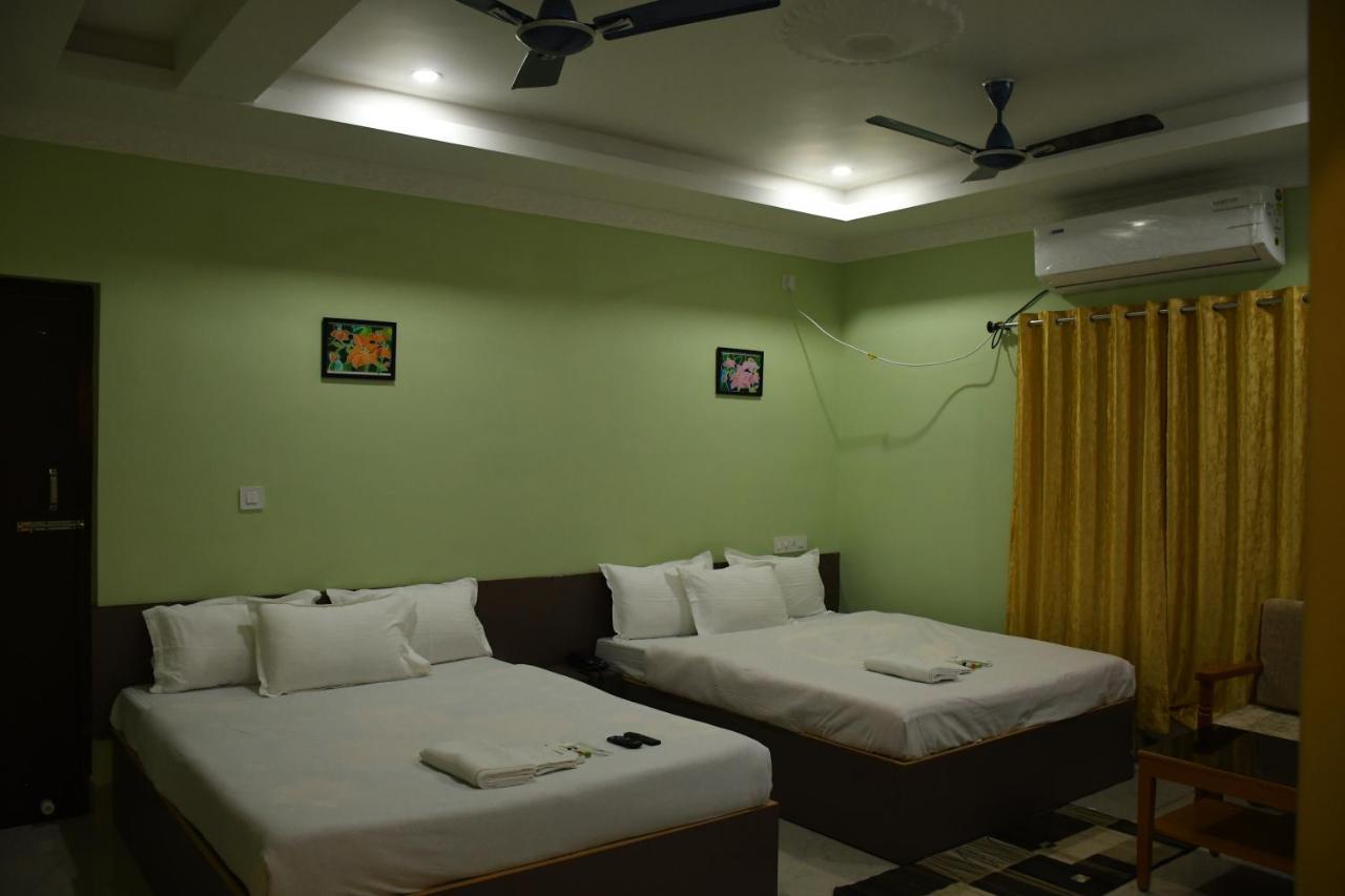 Hotel Aayes And Resort Shānti Niketan الغرفة الصورة